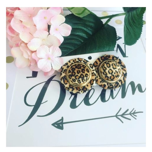 Jewelry - Vintage Leopard print clip on earrings